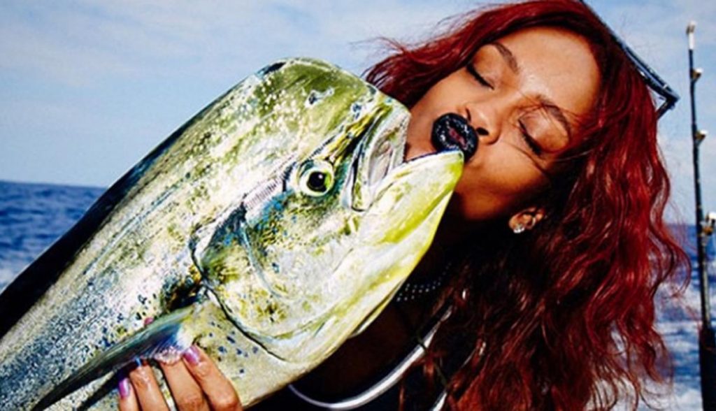 Rihanna con un pez