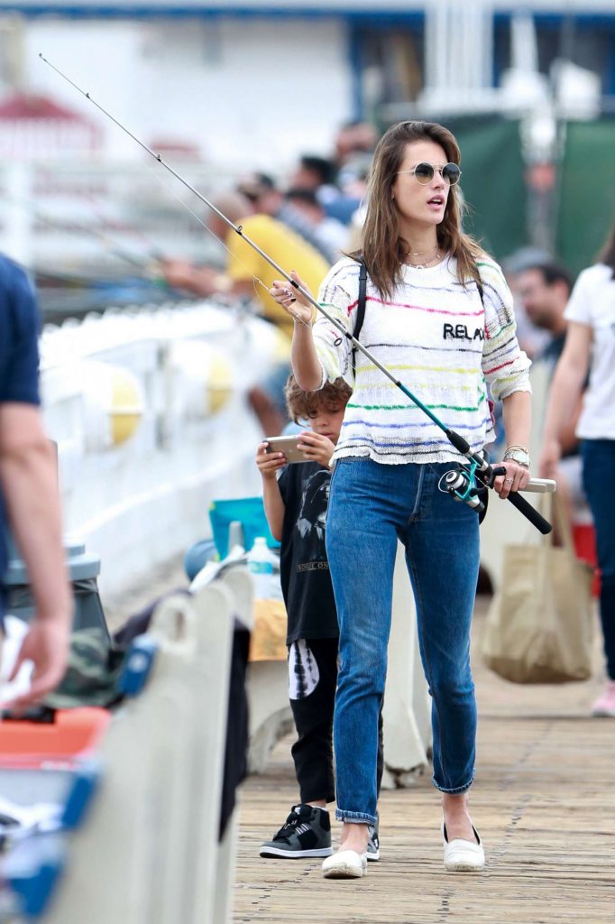 Alessandra Ambrosio va de pesca