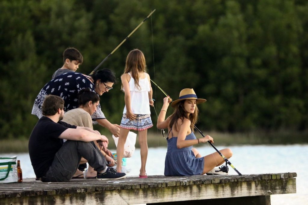 Alessandra Ambrosio pesca